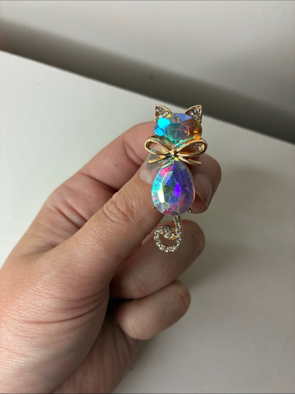 Iridescent Crystal Cat Brooch Rhinestone Gold Tone Pin Vintage Jewelry - Picture 2 of 7